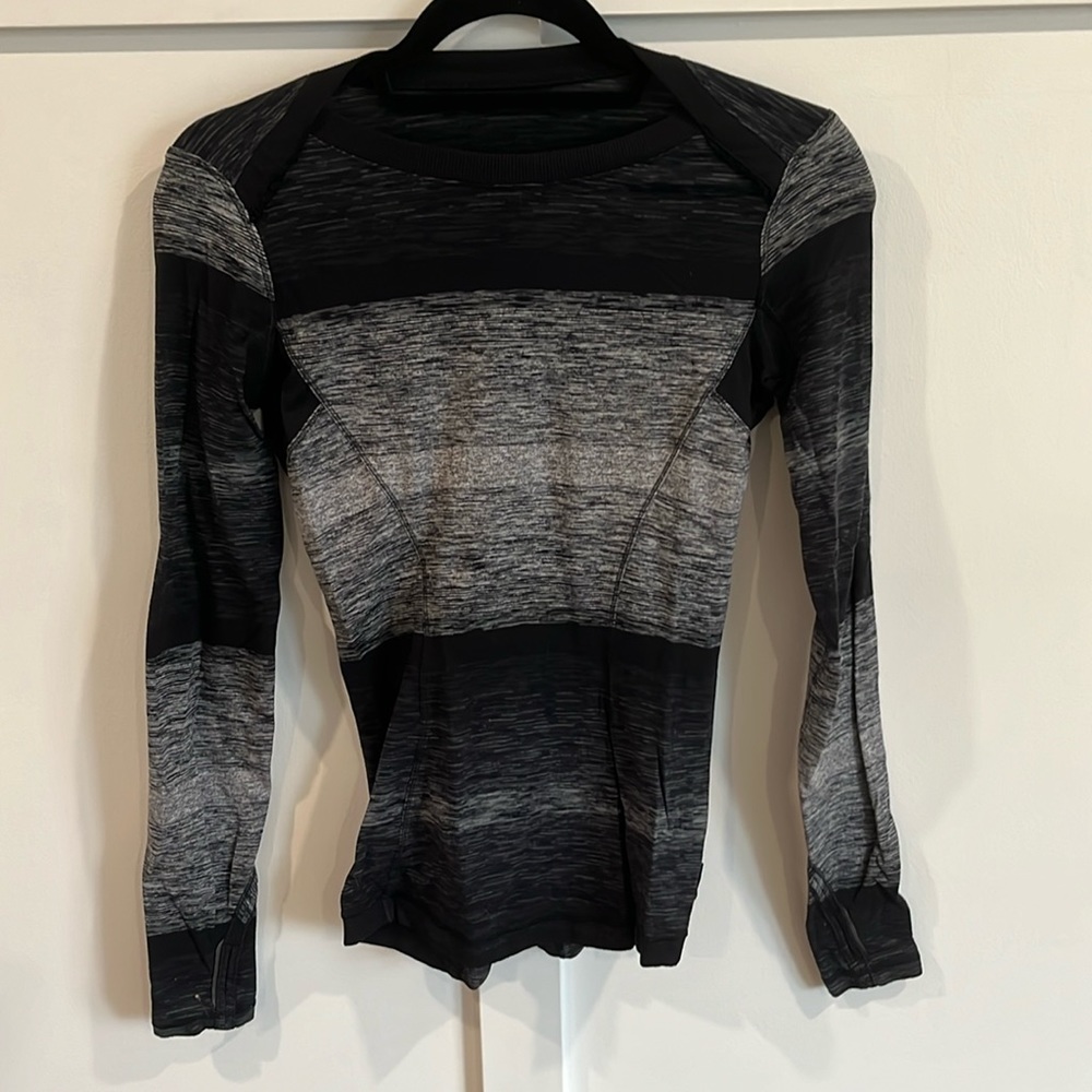 Women's Lululemon Athletic Top with Thumb Holes